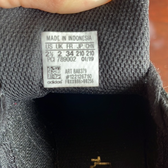 LIKE NEW Adidas Superstar Jr. Size 2 1/2 (Core Black / Cloud Whitek) - Picture 7 of 11